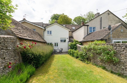 Laverton Cottage | Attractive and stylish Cotswold cottage with wonderful rural views - Pear Tree Cottage, Cherington