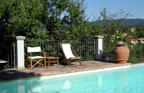 Montecarelli House | Attractive apartment in farmhouse with pool in beautiful surroundings