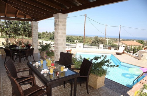 Skouloufia Villa | Attractive villa with private pool