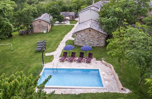 Pazin Cabin | Attractive villa with pool and fenced garden - Privacy Guaranteed