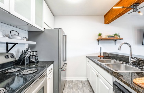 Clarksville Condo | {ATX BOHO CHIC Condo} W 6th St, Pool, Walk or Ride to Downtown, Zilker, and ACL