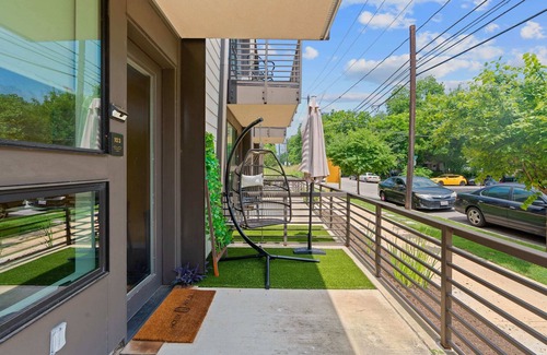 East Cesar Chavez Apartment | ATX DT Studio | Queen Bed | Sofa Bed | Mins to DT