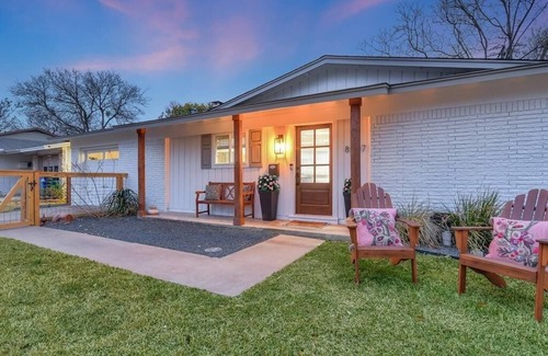 North Shoal Creek House | ATX Hip Crestview, 10 minutes to downtown, 5 minutes to Domain