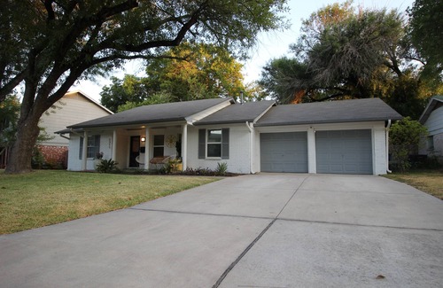North Austin Civic Association House | ATX house & pool - minutes from 6th/UT/Q2/Domain