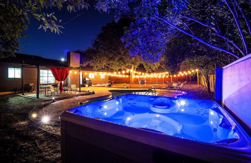 Austin House | ATX Oasis retreat - pool, hot tub, games & more! Trendy modern setup.