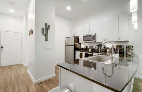 Travis Heights Apartment | ATX Style Getaway - Pool, Gym, Rooftop, Free Parking, Best Location!