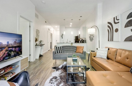 Travis Heights Apartment | ATX Style Getaway - Pool, Gym, Rooftop, Free Parking, Best Location!