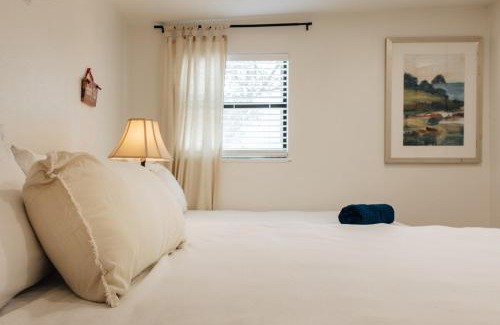 Sweetbriar House | ATX Summer 4 Big Group Sleeps10 King Bed & Rain shower, Walk 2 SoCO Eateries