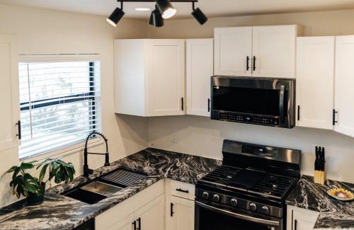 Sweetbriar House | ATX Summer 4 Big Group Sleeps10 King Bed & Rain shower, Walk 2 SoCO Eateries