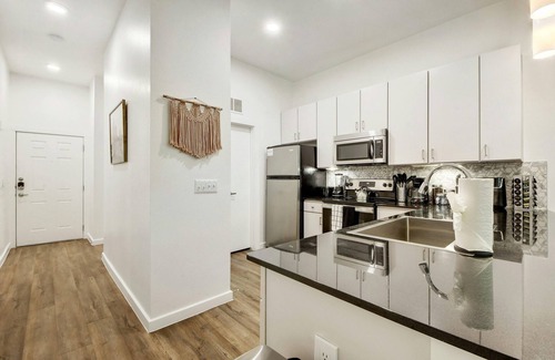 Travis Heights Apartment | ATX Vibes SoCo Suite - Pool, Gym, Rooftop, Free Parking, Best Location!
