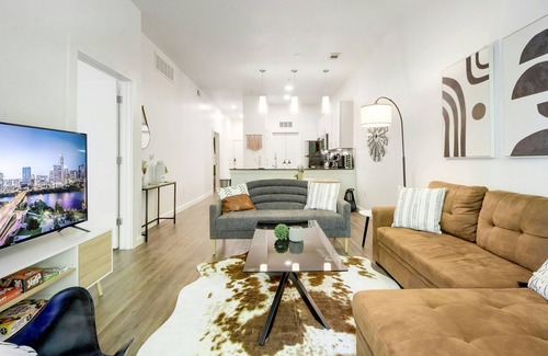 Travis Heights Apartment | ATX Vibes SoCo Suite - Pool, Gym, Rooftop, Free Parking, Best Location!