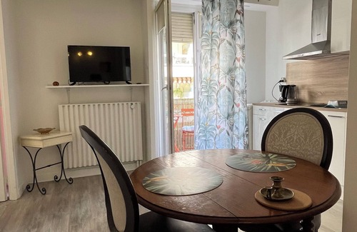 Lepante Quarter Apartment | ATYPICAL AND ORIGINAL APARTMENT (2 Kitchens. 1 Bathroom. 1 Shower room. 2 WC)