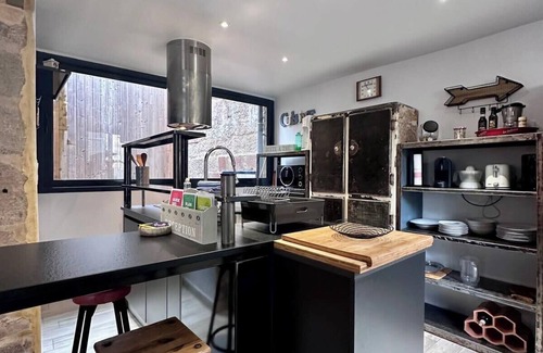 Brive-la-Gaillarde Apartment | Atypique Loft avec Clim et Patio en Hyper Centre