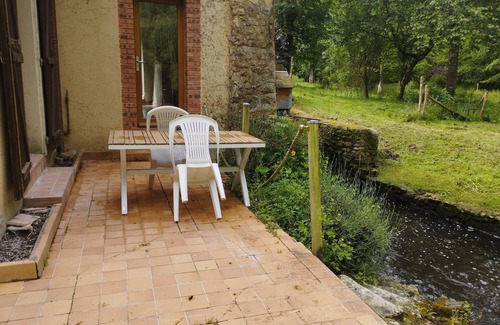 Challes Bed & Breakfast | Au Bord du Bief du Moulin, une Chambre Calme, Accès et Salle de Bain Privative