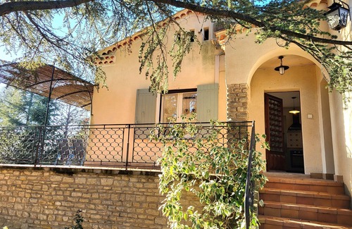 Saint-Saturnin-les-Apt House | Au Centre du Village, Maison Avec Beau Jardin Arboré , Piscine Chauffée