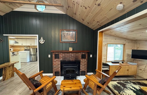 Au Gres Cabin | Au Gres Time – Vintage Cabin w/Modern Comforts - Beach, Golf, Relax