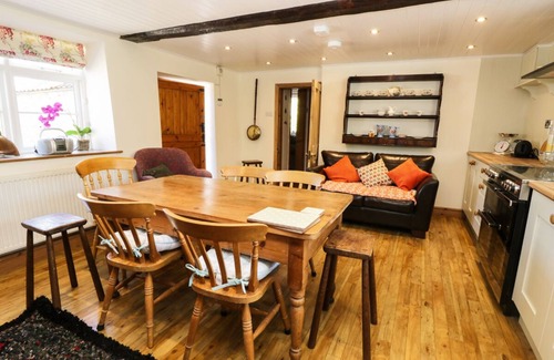Nawton Cottage | AUBURN HOUSE, family friendly, with open fire in Beadlam