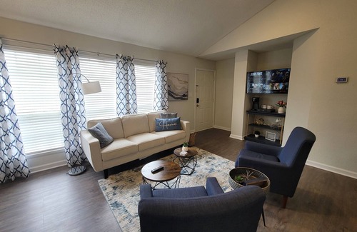 Auburn Condo | Auburn unit located less than 1 mile from university
