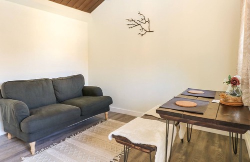 Aldermaston Wharf Apartment | AUDACIOUS - NO. 1, pet friendly, with a garden in Goring-On-Thames