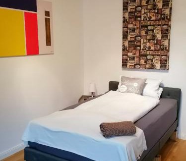 Hitdorf Apartment | AufmLohr - Appartement mit 3 Schlafzimmern- 4 Einzelbetten- für 4 Personen - in Leverkusen Hitdorf - Private Parkplätze vorhanden-