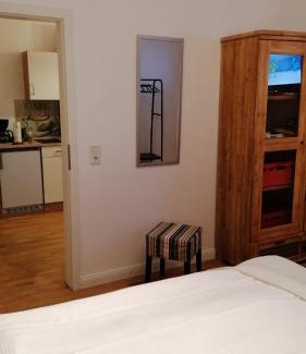 Hitdorf Apartment | AufmLohr - Appartement mit 3 Schlafzimmern- 4 Einzelbetten- für 4 Personen - in Leverkusen Hitdorf - Private Parkplätze vorhanden-