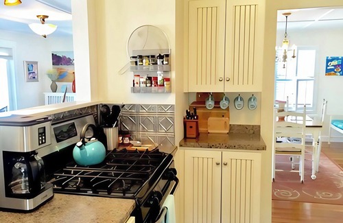 Gloucester House | AUG 20-23 OPEN! Romantic Summerwind Cottage, Scenic Harbor View w/Deck!