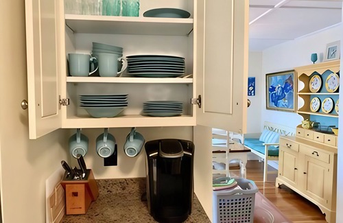 Gloucester House | AUG 20-23 OPEN! Romantic Summerwind Cottage, Scenic Harbor View w/Deck!