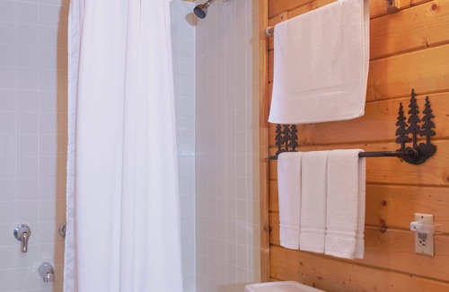 Walker Resort | August 9-16 Charming 2-BRM resort cabin- Heated Pool, Beach, Lake Toys &Fishing