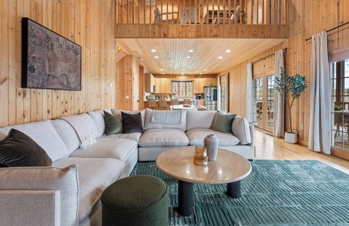 Oxford Cabin | August Inn Oxford – Rustic-modern lakefront cabin on Deep Lake, sleeps 10.