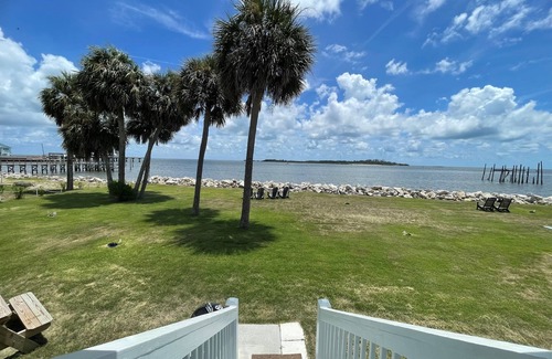 Cedar Key Cottage | Aunt May's - Waterfront Cottage in Cedar Key!