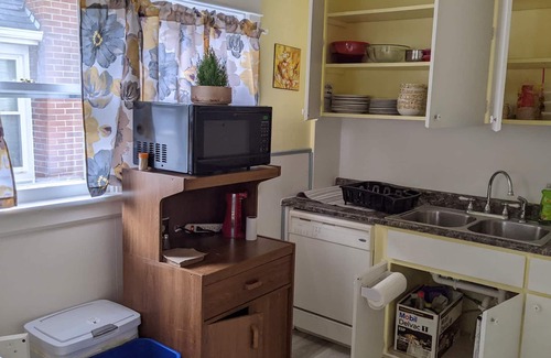 Monroe House | Aunt Rose's 3 BR sleeps 6 adults and 6 kids, 2 per bed.