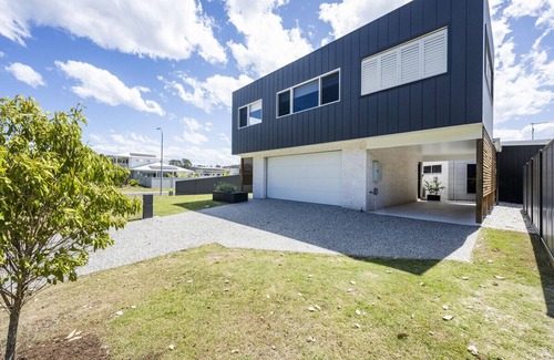Yamba Apartment | Aura Apartment, Embark on a rejuvenating solo retreat or a romantic escape