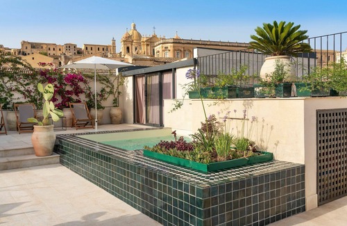 Noto Apartment | Aurispa - Amazig apartment with minipool on the terrace in the historical center of Noto, Sicily