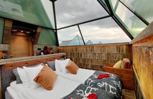 Koengaes Hotel | Aurora Pyramid Glass Igloos