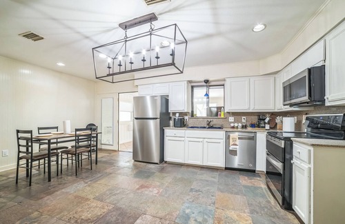 Austin Lake Estates House | Austin Hillside Getaway 3BR: Pool +Deck & Jacuzzi