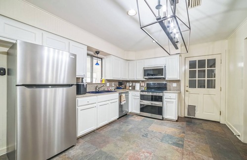 Austin Lake Estates House | Austin Hillside Getaway 3BR: Pool +Deck & Jacuzzi