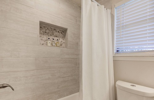 McKinney House | Austin Modern Chic Escape - 10 mins away from Downtown & Airport