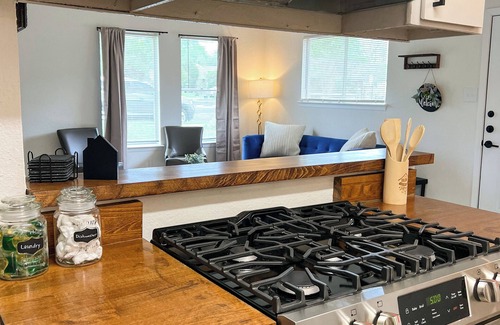 Franklin Park House | Austin Trio: 3bd near Congress, 6th, and Airport!