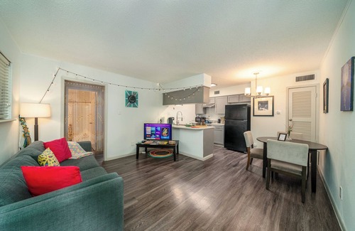 Hyde Park Apartment | Austinite - Near UT, Hyde Park & Moody Center