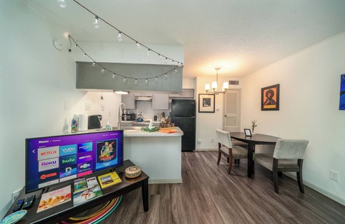 Hyde Park Apartment | Austinite - Near UT, Hyde Park & Moody Center