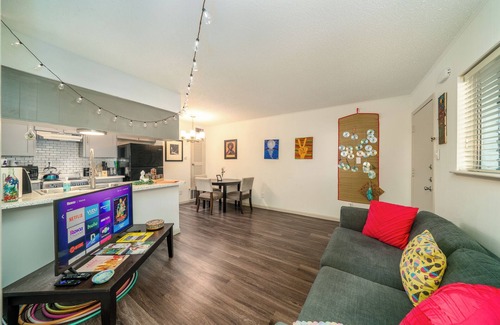 Hyde Park Apartment | Austinite - Near UT, Hyde Park & Moody Center