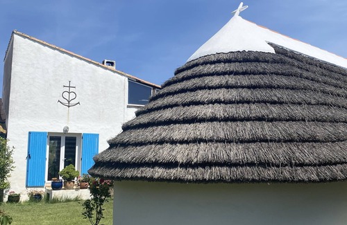 Saintes-Maries-de-la-Mer House | AUTHENTIC GARDIAN HUT IN THE HEART OF THE CAMARGUE WITH SWIMMING POOL