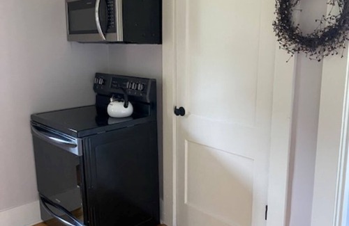 Stanford Other | Authentic 1920 entire farmhouse, pet friendly, country , porch swing and creek.