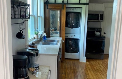 Stanford Other | Authentic 1920 entire farmhouse, pet friendly, country , porch swing and creek.