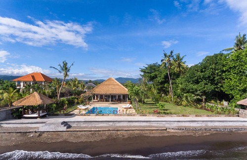Banjartegehe Villa | Authentic Balinese Beachfront Villa & Private Pool