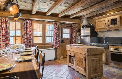 Le Raffort Ski Chalet | Authentic Chalet with Jacuzzi and Sauna, Near Ski Lift in Méribel