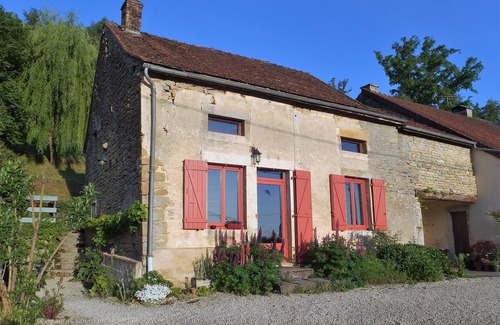 Sainte-Colombe-en-Auxois Cottage | Authentic gîte with superb views of the hills