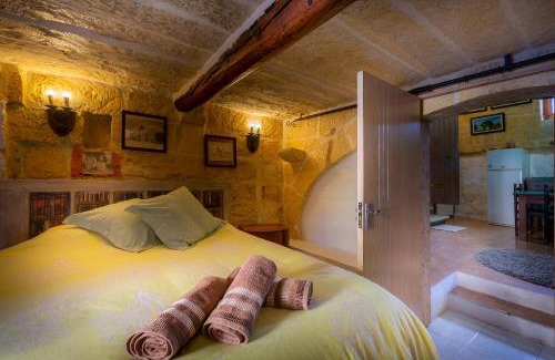 Xewkija Villa | Authentic Gozitan House sleeping up to 21!