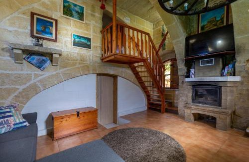 Xewkija Villa | Authentic Gozitan House sleeping up to 21!