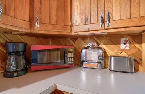 Laurelville Cabin | Authentic log cabin in a park-like setting. Just minutes from Rock House!
